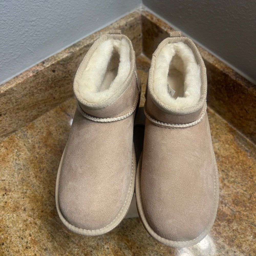 Ugg Mini boots kids size 4 New without tag color Sand No box new shoes - Picture 7 of 7